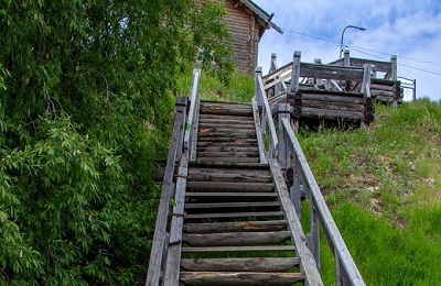 В Салехарде отреставрируют деревянную лестницу