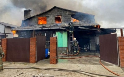 В Новом Уренгое при пожаре в частном доме пострадали два человека.