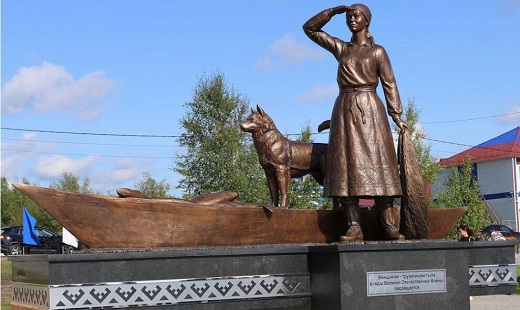 В Красноселькупе появился новый памятник женщинам-труженицам